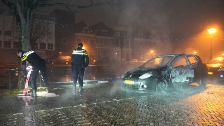 Geparkeerde Renault gaat verloren bij voertuigbrand in Alkmaar