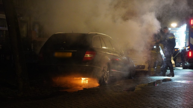 Autobrand in Alkmaarse Klipperstraat; Mercedes gaat verloren